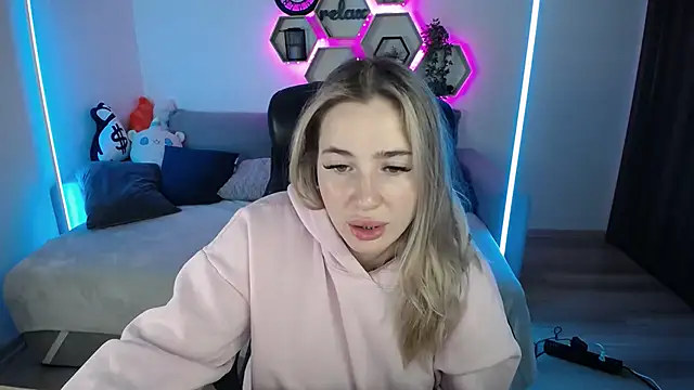 Snapshot of SabrinViolet chatting on 11/02/25, 09:11 SabrinViolet online show from 11/02/25, 09:11