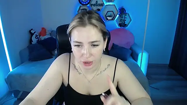 Snapshot of SabrinViolet chatting on 11/04/25, 09:19 SabrinViolet online show from 11/04/25, 09:19