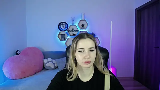 Snapshot of SabrinViolet chatting on 02/15/26, 09:08 SabrinViolet online show from 02/15/26, 09:08