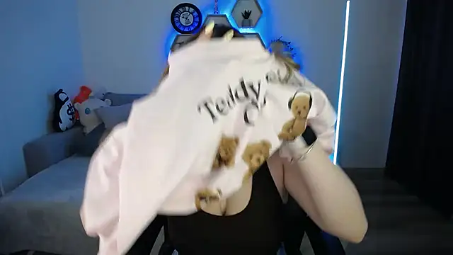 Snapshot of SabrinViolet chatting on 03/16/26, 09:24 SabrinViolet online show from 03/16/26, 09:24