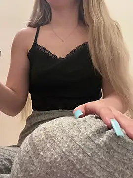 Snapshot of Holly-Glamour chatting on 03/21/25, 05:54 Holly-Glamour online show from 03/21/25, 05:54