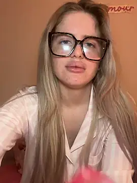 Snapshot of Holly-Glamour chatting on 02/06/26, 04:28 Holly-Glamour online show from 02/06/26, 04:28