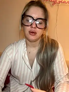 Snapshot of Holly-Glamour chatting on 02/13/26, 02:29 Holly-Glamour online show from 02/13/26, 02:29