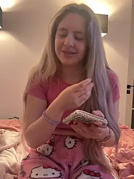 Snapshot of Holly-Glamour chatting on 03/04/26, 03:34 Holly-Glamour online show from 03/04/26, 03:34