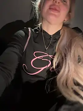 Snapshot of Holly-Glamour chatting on 03/08/26, 10:35 Holly-Glamour online show from 03/08/26, 10:35