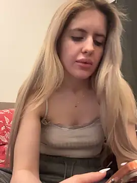 Snapshot of Holly-Glamour chatting on 03/15/26, 07:25 Holly-Glamour online show from 03/15/26, 07:25