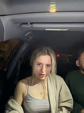 Snapshot of Holly-Glamour chatting on 03/22/26, 11:52 Holly-Glamour online show from 03/22/26, 11:52