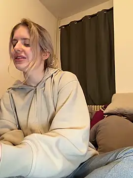 Snapshot of Holly-Glamour chatting on 03/29/26, 09:26 Holly-Glamour online show from 03/29/26, 09:26