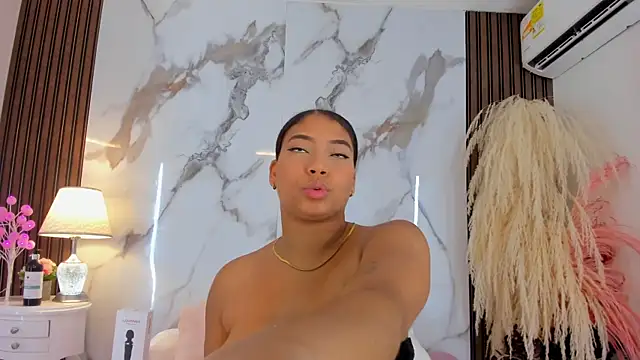 Snapshot of belacampbell chatting on 02/13/25, 09:17 belacampbell online show from 02/13/25, 09:17