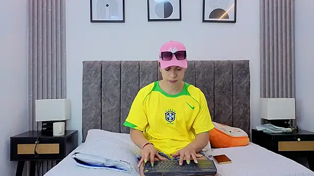 Luciana Ortiz1 online show from 12/15/25, 01:26