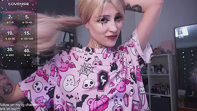 Snapshot of fraulein_mooon chatting on 09/23/25, 08:12 fraulein mooon online show from 09/23/25, 08:12