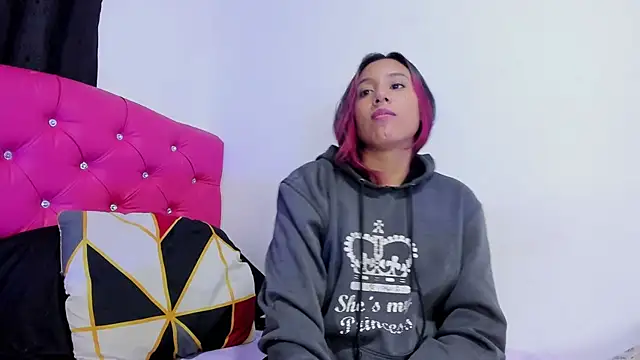 katia  dann online show from 02/05/25, 10:33