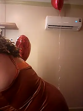 Snapshot of Milfshakecafe chatting on 02/15/25, 04:14 Milfshakecafe online show from 02/15/25, 04:14