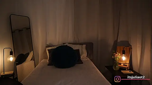 mssjulia online show from 05/25/26, 01:11