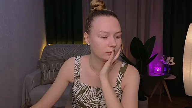 Snapshot of CarolynCohen__ chatting on 12/02/24, 01:47 CarolynCohen online show from 12/02/24, 01:47