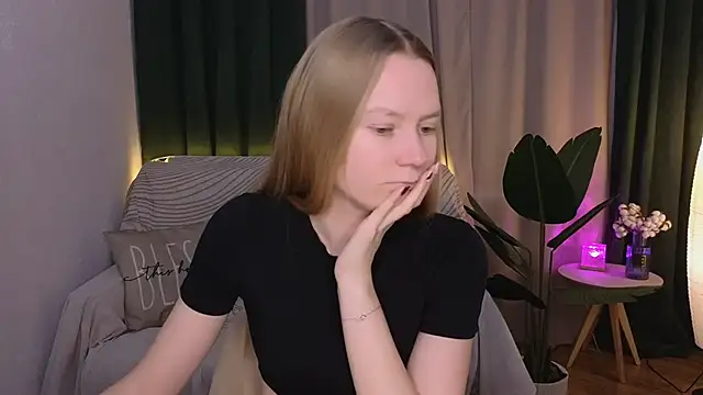 Snapshot of CarolynCohen__ chatting on 03/23/25, 01:53 CarolynCohen online show from 03/23/25, 01:53