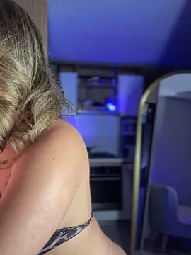 Snapshot of SaraFerreira chatting on 10/22/25, 01:17 SaraFerreira online show from 10/22/25, 01:17