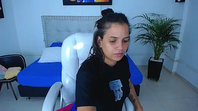 Chiqui milk  online show from 02/28/25, 02:20