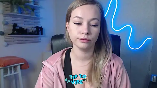 holly xglam online show from 12/19/24, 08:23