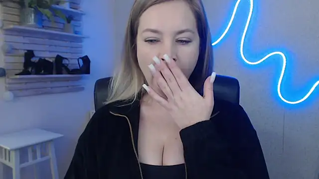 holly xglam online show from 01/17/25, 06:26