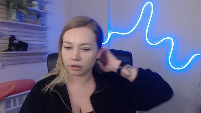 holly xglam online show from 01/17/25, 09:39