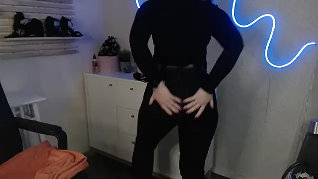 holly xglam online show from 02/24/25, 06:27