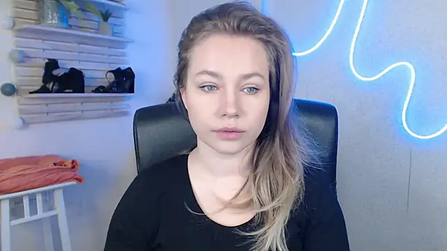 holly xglam online show from 03/17/25, 02:19