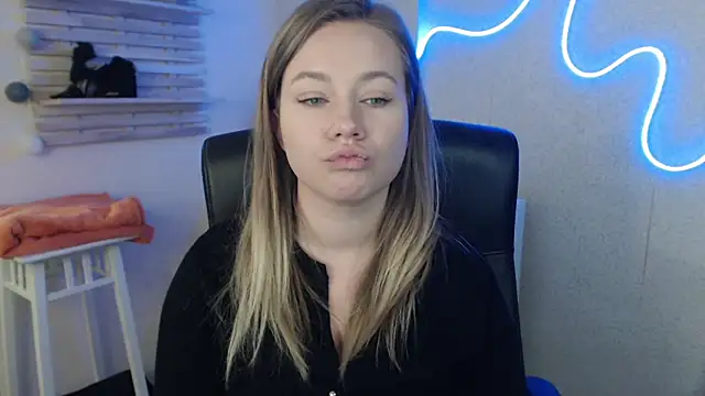 holly xglam online show from 03/18/25, 06:25