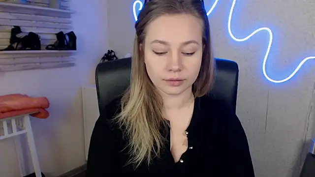 holly xglam online show from 03/19/25, 12:04