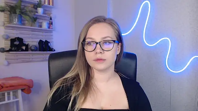 holly xglam online show from 03/20/25, 09:02