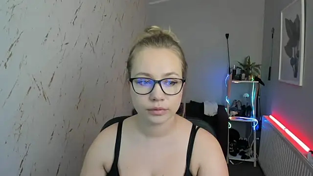 holly xglam online show from 09/10/25, 04:51