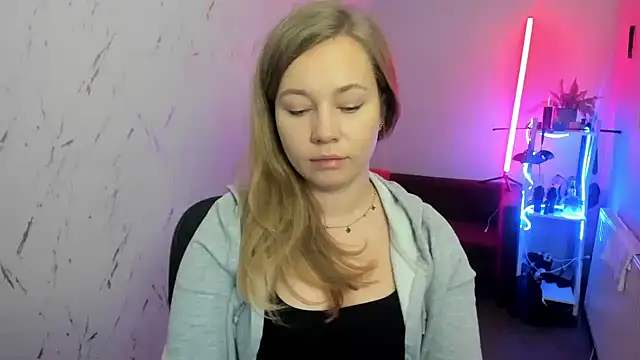 holly xglam online show from 12/04/25, 08:06