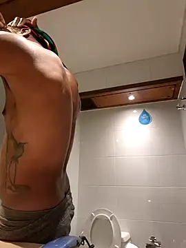 Snapshot of calientoboy chatting on 03/22/25, 04:04 calientoboy online show from 03/22/25, 04:04