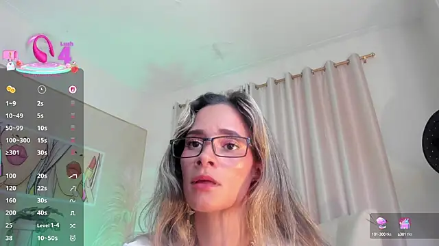 Snapshot of SkiinnyAna chatting on 03/22/25, 01:43 SkiinnyAna online show from 03/22/25, 01:43