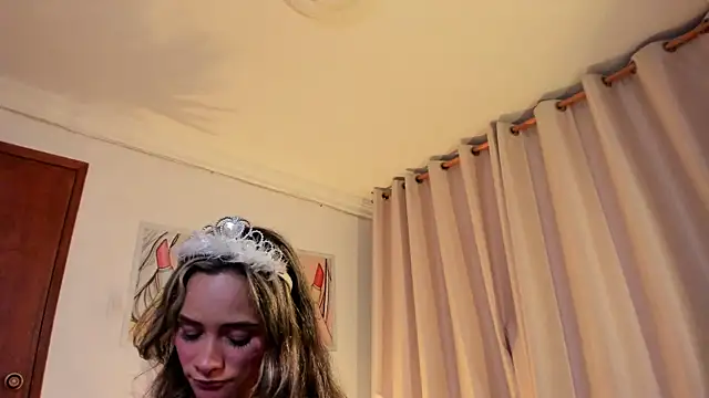 Snapshot of SkiinnyAna chatting on 10/31/25, 07:37 SkiinnyAna online show from 10/31/25, 07:37