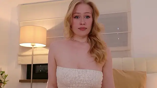 JuliaJaee online show from 06/16/26, 03:58