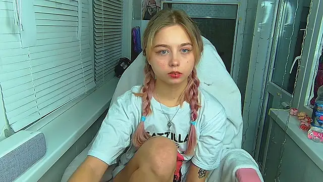 Snapshot of Olivka_Grr chatting on 01/06/25, 02:25 Olivka Grr online show from 01/06/25, 02:25