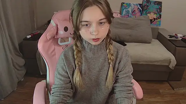 Snapshot of Olivka_Grr chatting on 11/22/25, 03:00 Olivka Grr online show from 11/22/25, 03:00