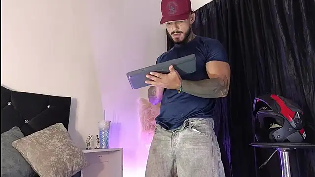 Snapshot of john_cartter1 chatting on 11/12/25, 11:32 john cartter1 online show from 11/12/25, 11:32