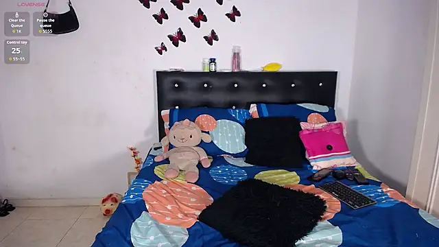 Snapshot of michelleoliver chatting on 11/06/25, 10:27 michelleoliver online show from 11/06/25, 10:27