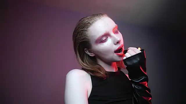 ginger hugs online show from 01/11/25, 01:06