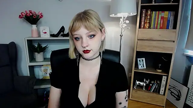 Snapshot of MadelineLust chatting on 10/25/25, 01:40 MadelineLust online show from 10/25/25, 01:40