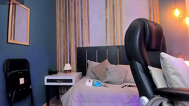 Chloe fischer  online show from 05/08/26, 03:17
