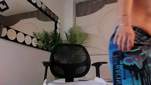 Karimferrer online show from 10/07/25, 07:33