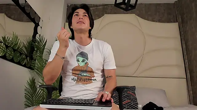 Karimferrer online show from 10/16/25, 07:37