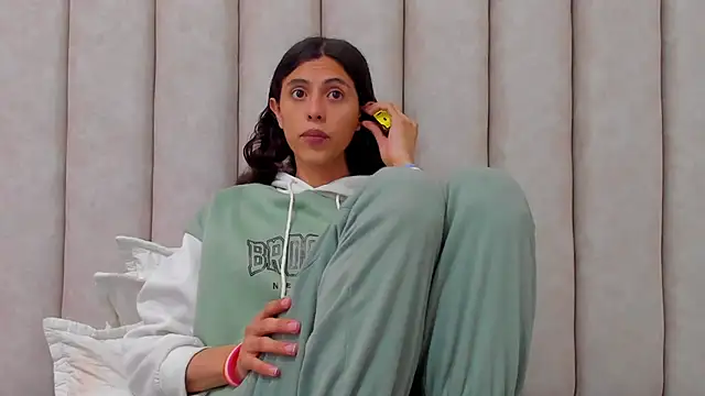 FreyaMoller online show from 10/23/25, 06:50