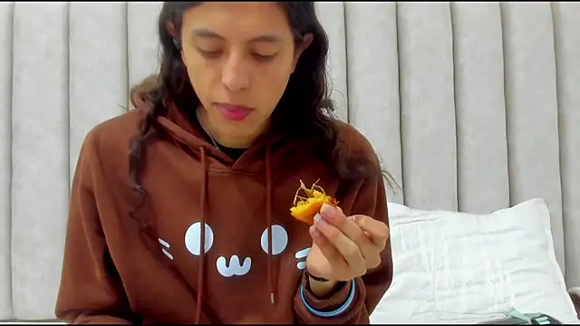 FreyaMoller online show from 12/02/25, 01:28