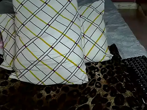 Snapshot of Queen_petite_ chatting on 09/10/25, 05:35 Queen petite online show from 09/10/25, 05:35