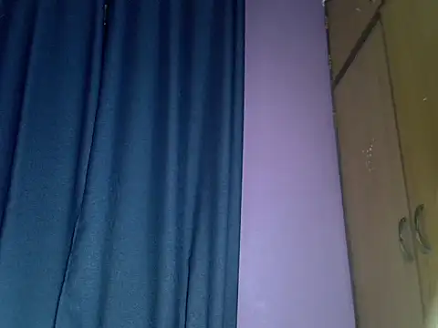 Snapshot of Queen_petite_ chatting on 11/09/25, 11:47 Queen petite online show from 11/09/25, 11:47