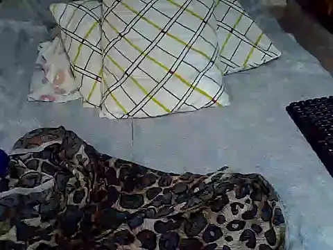 Snapshot of Queen_petite_ chatting on 11/22/25, 07:35 Queen petite online show from 11/22/25, 07:35